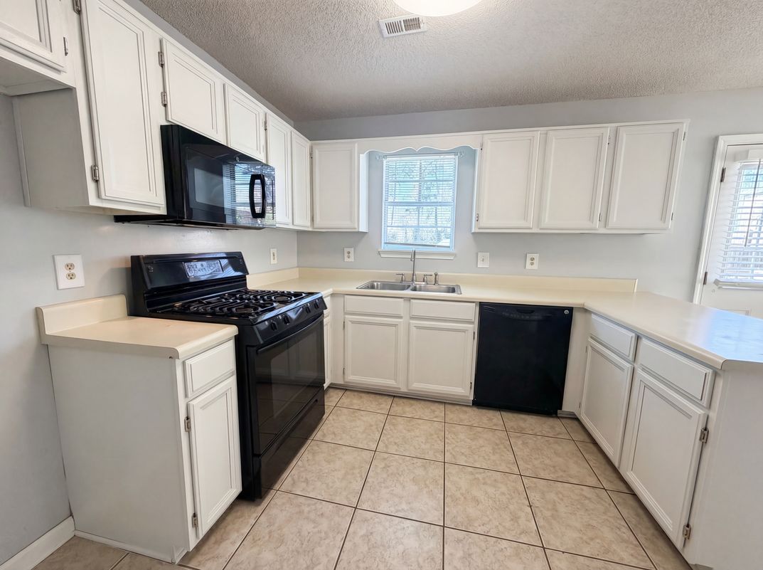 Property photo 2 of 1390 Chapel Hill Ln SW