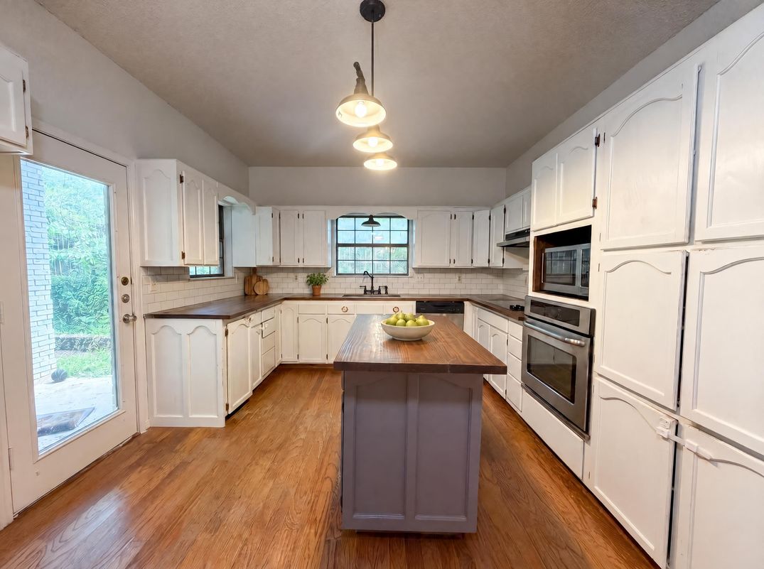 Property photo 2 of 3504 Victorian Dr