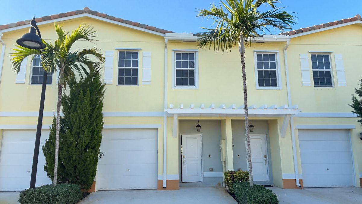 Property photo 1 of 4026 NW 10th Pl