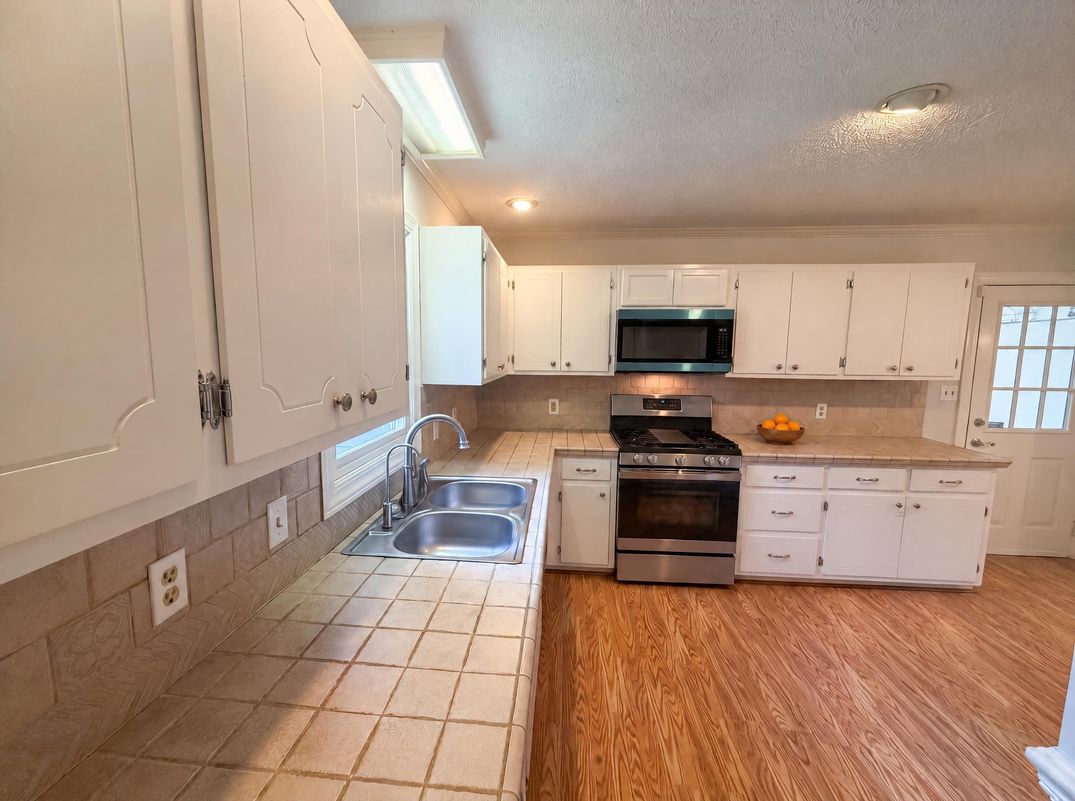 Property photo 2 of 102 Carmel Ct