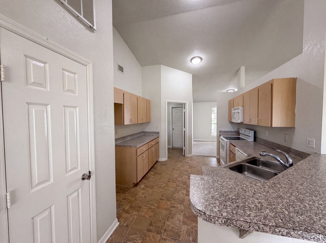 Property photo 2 of 1038 Highland Crest Cir