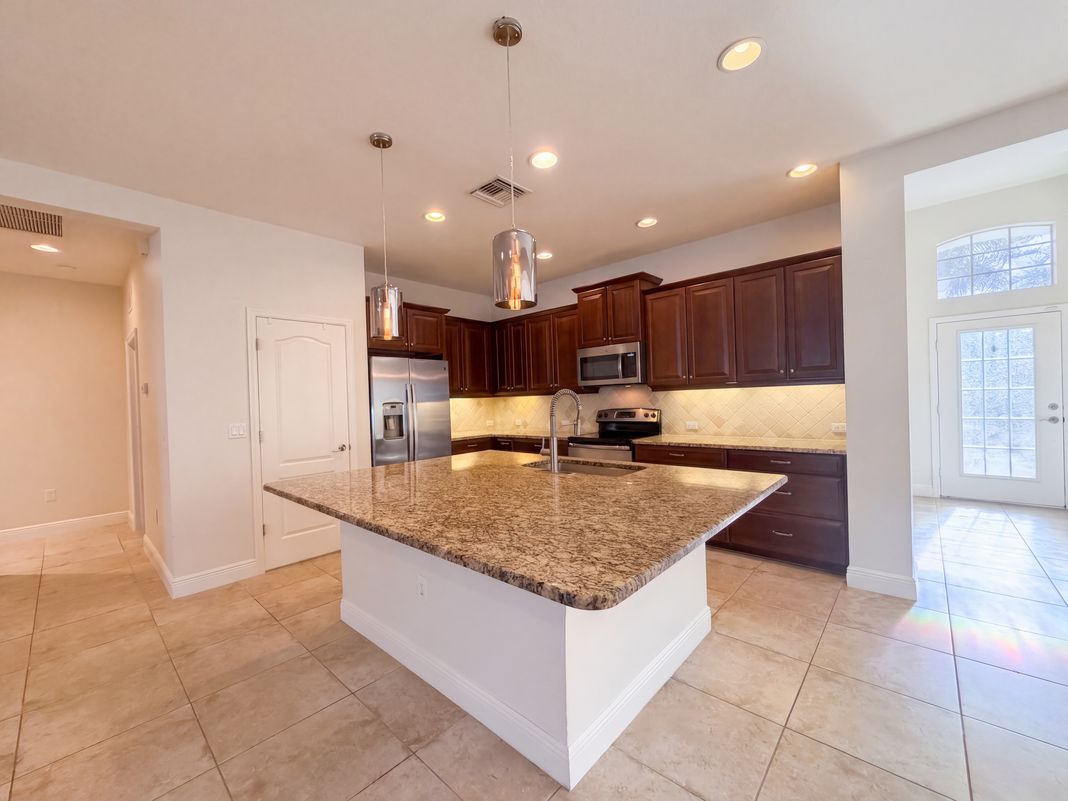 Property photo 2 of 1416 Hickory View Cir