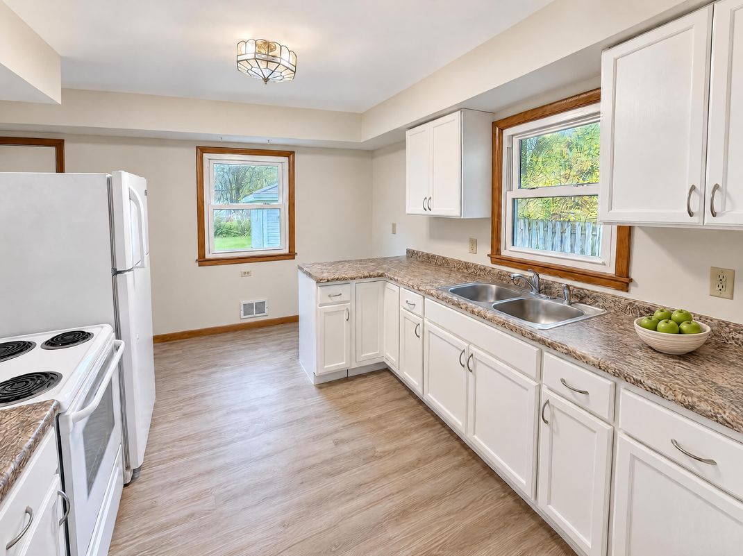 Property photo 2 of 6679 Arthur St NE