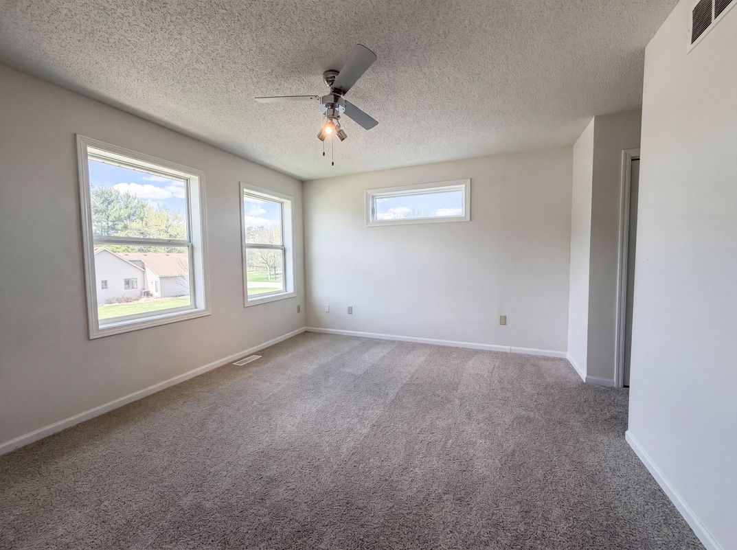 Photo 4 of 25 of 9429 Harkness Ave S, Cottage Grove, MN