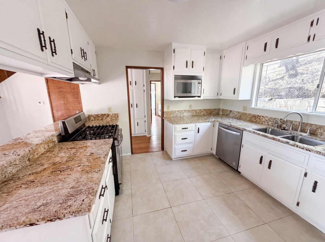 Property photo 2 of 22360 Briarwood Ln