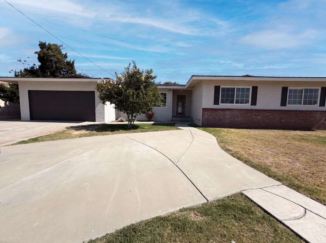Property photo 1 of 322 E Mariposa Dr