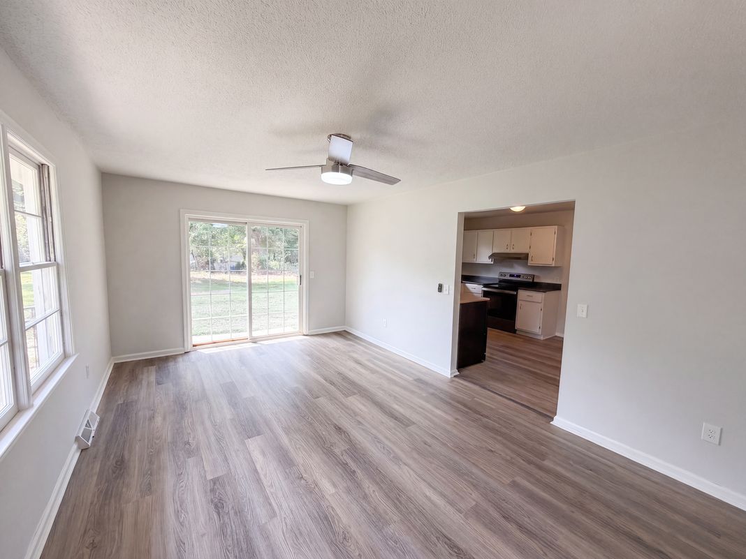 Property photo 3 of 404 W Yellow Wood Dr