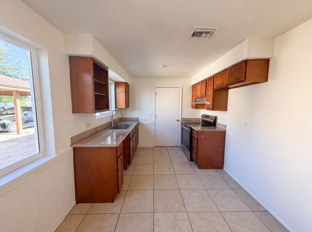 Property photo 2 of 5617 W Hatcher Rd