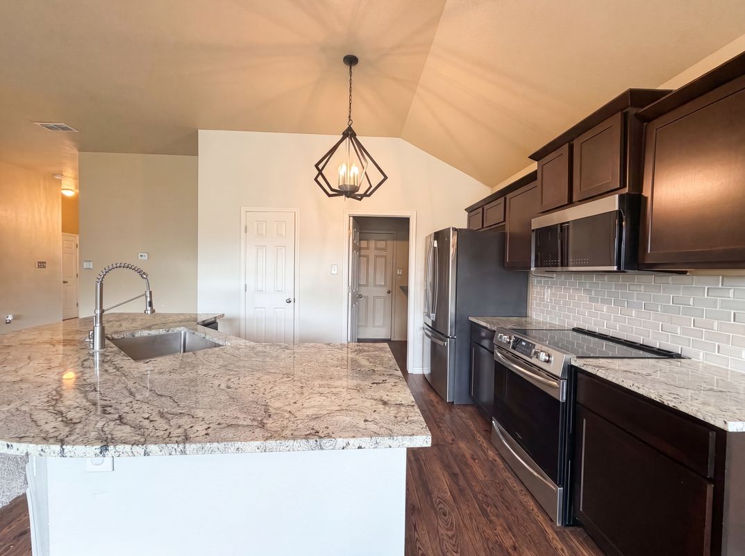 Photo 2 of 16 of 1023 Roanoke Dr, Temple, TX