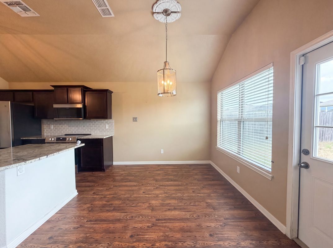 Photo 6 of 16 of 1023 Roanoke Dr, Temple, TX