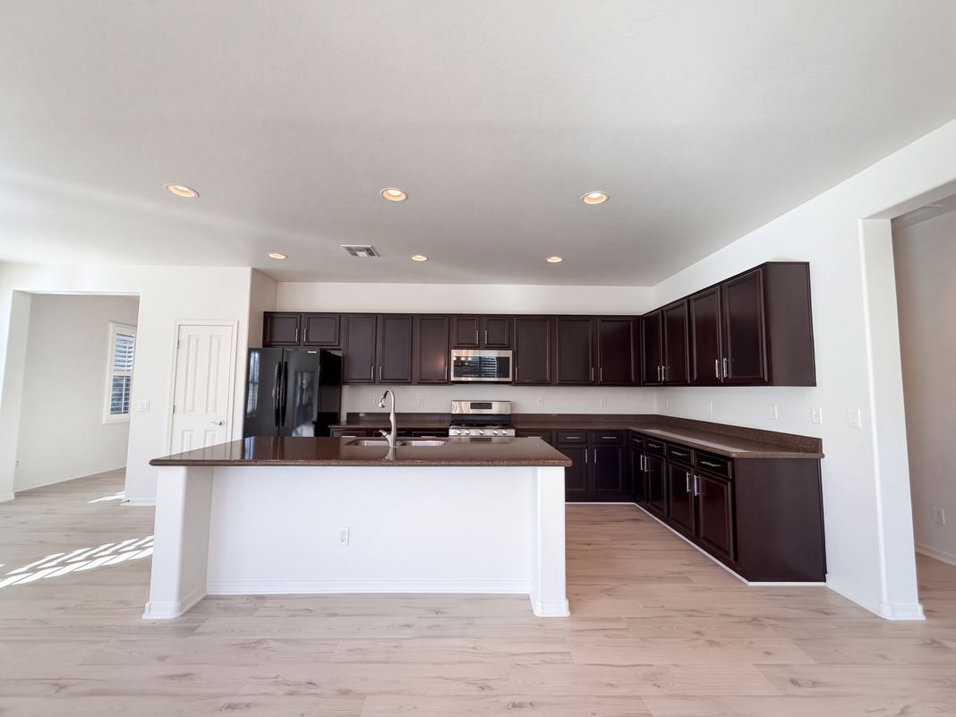 Property photo 2 of 40877 W Bedford Dr