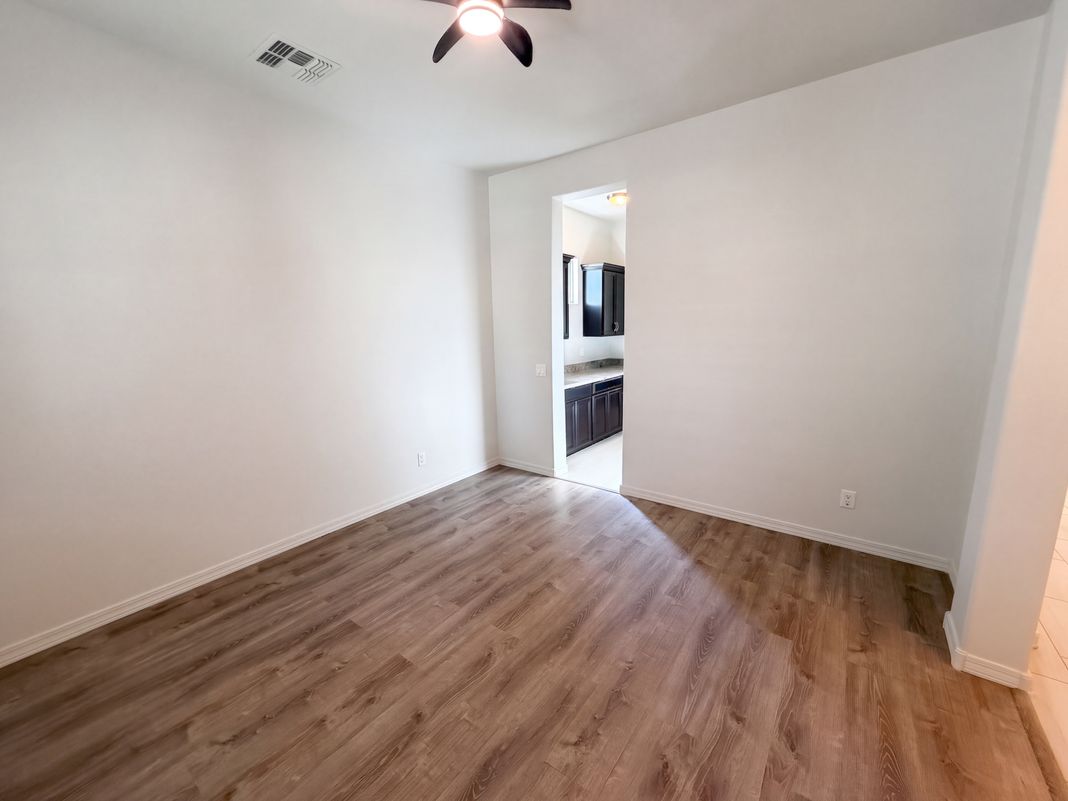 Property photo 3 of 20509 W Valley View Dr