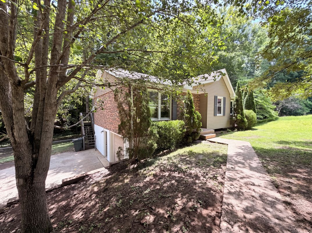 Photo 12 of 19 of 206 Diana Dr, Dickson, TN