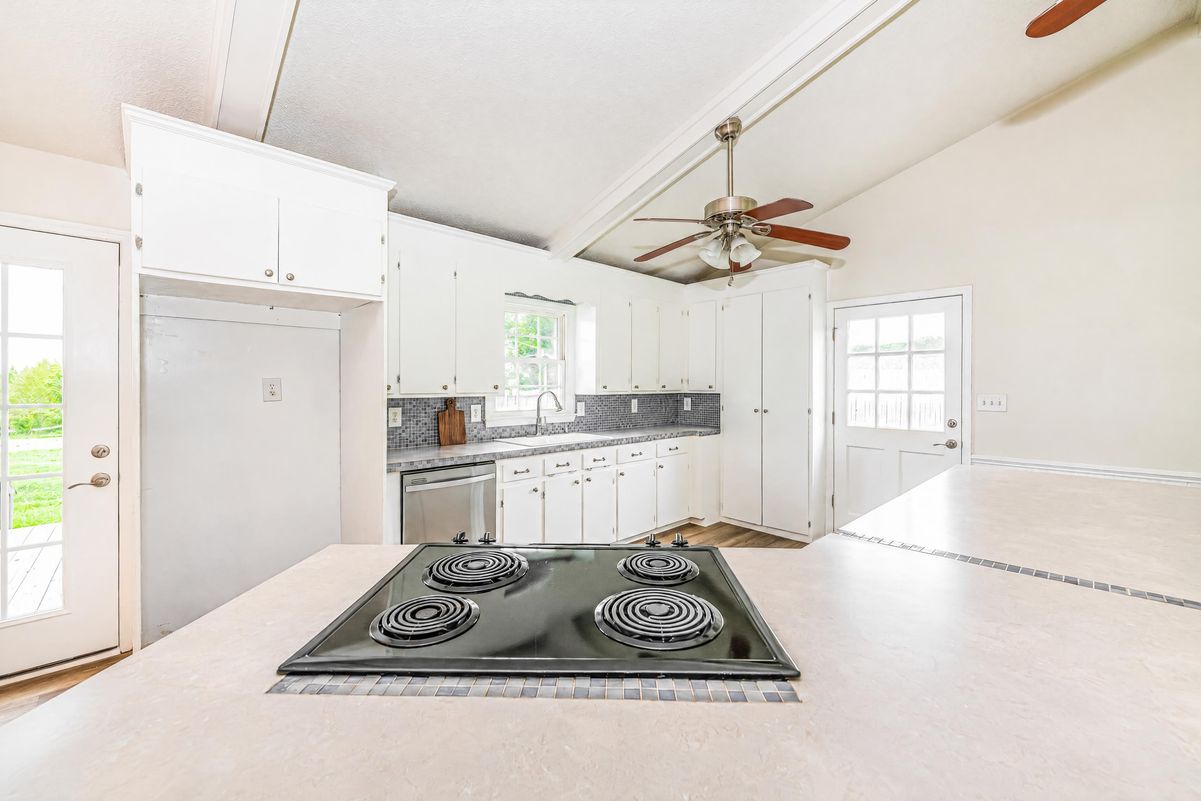 Property photo 2 of 2919 Glebe Rd