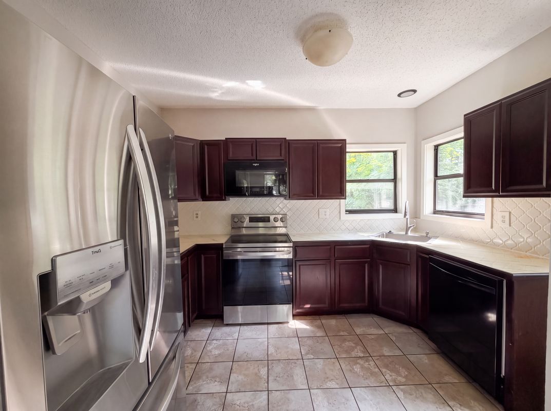 Property photo 2 of 5844 Waters Edge Dr