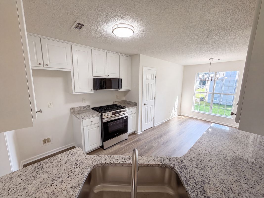 Property photo 2 of 1088 Meadow Glen Cir