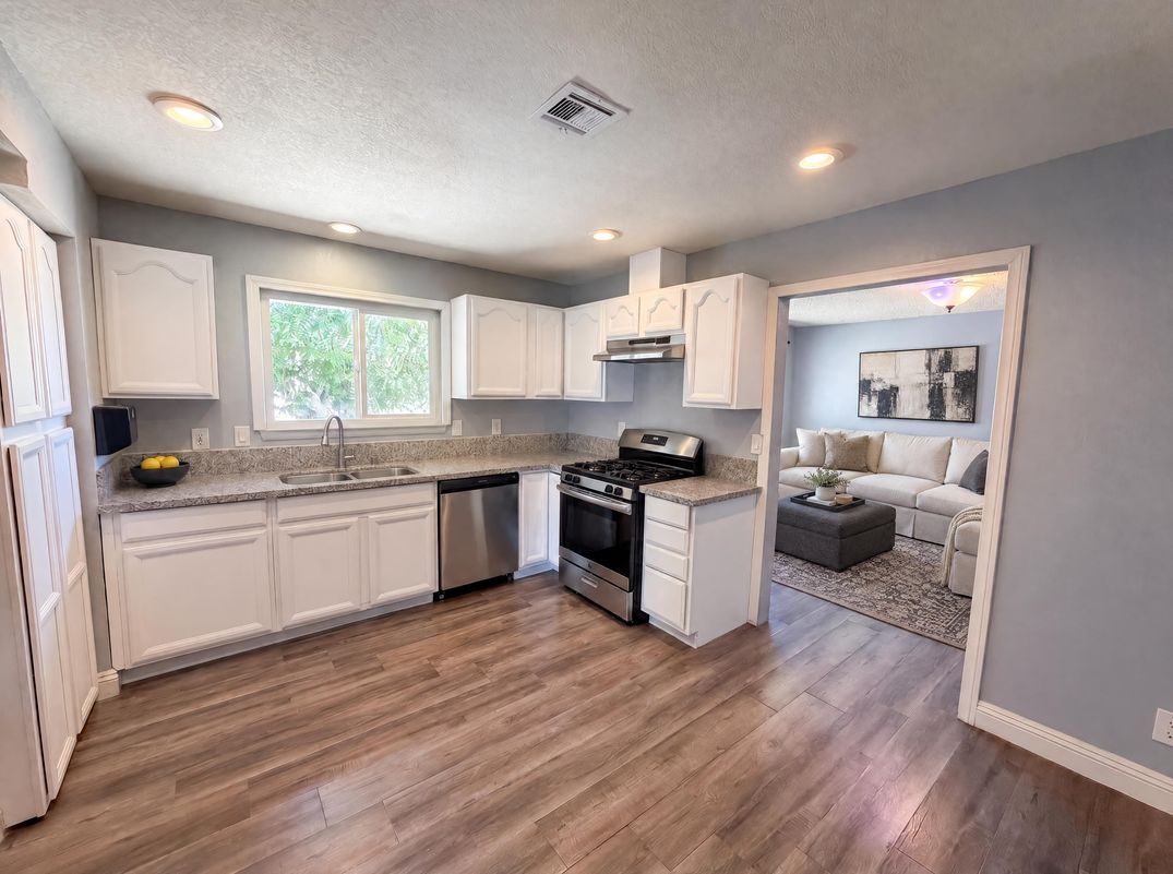 Property photo 2 of 15929 La Verida Dr