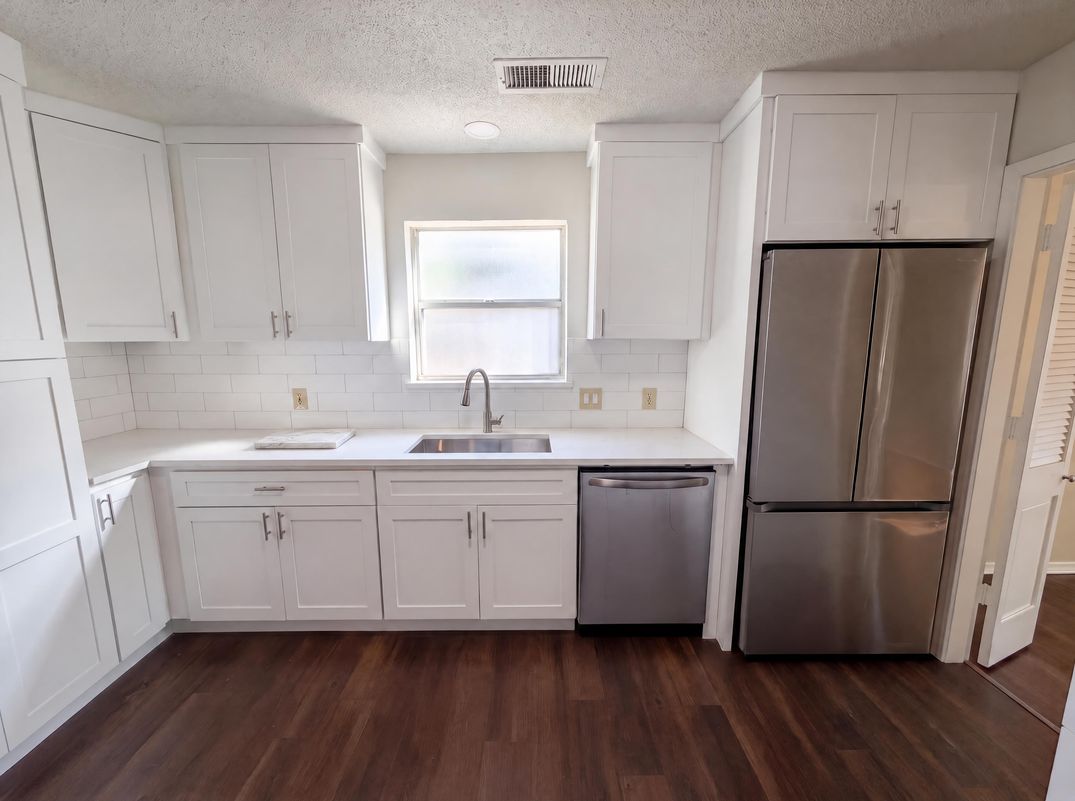 Property photo 2 of 821 Glen Oaks Blvd