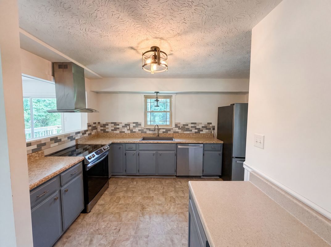 Property photo 2 of 8505 Troutman Ln