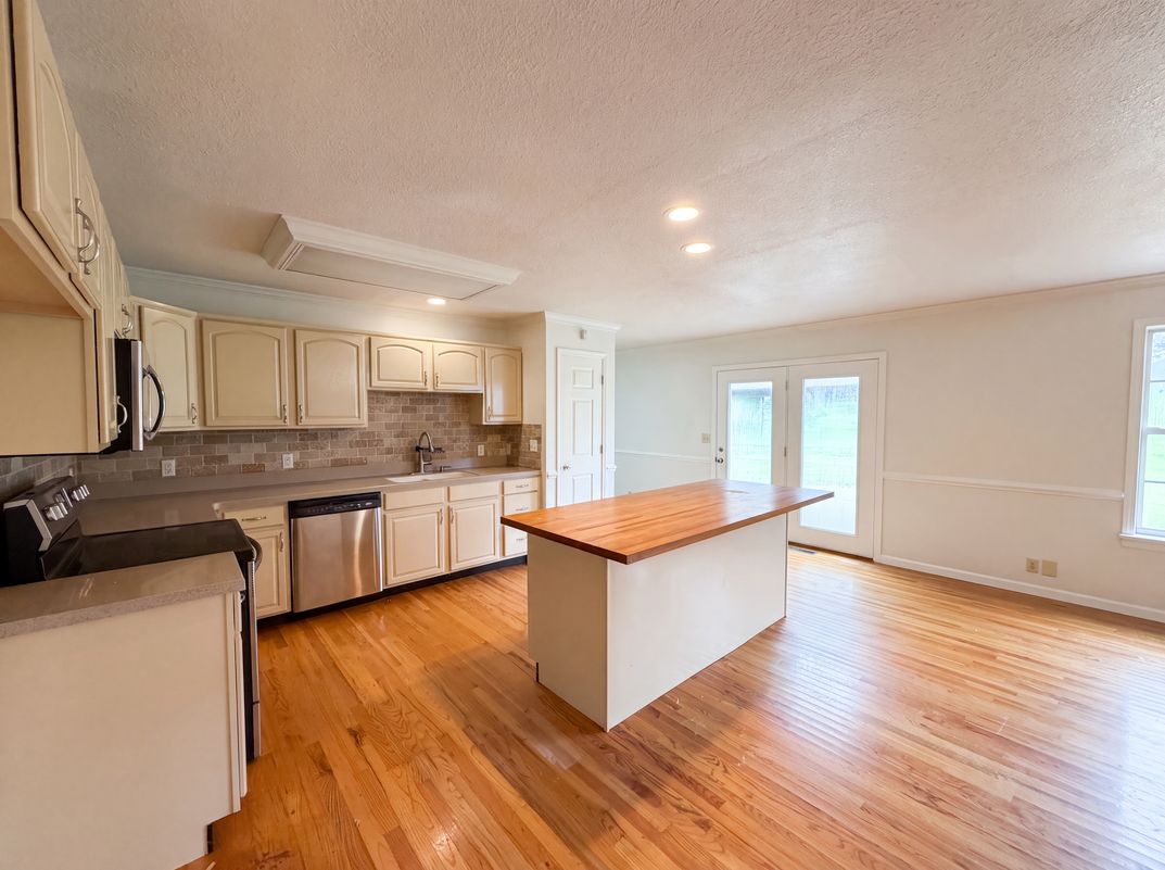 Property photo 2 of 3146 Lora Dr