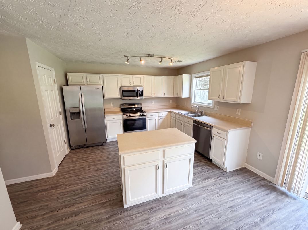 Property photo 2 of 4636 Pine Acre Cir