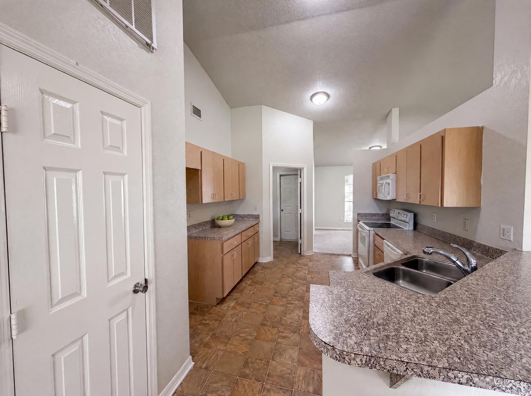 Property photo 2 of 1038 Highland Crest Cir