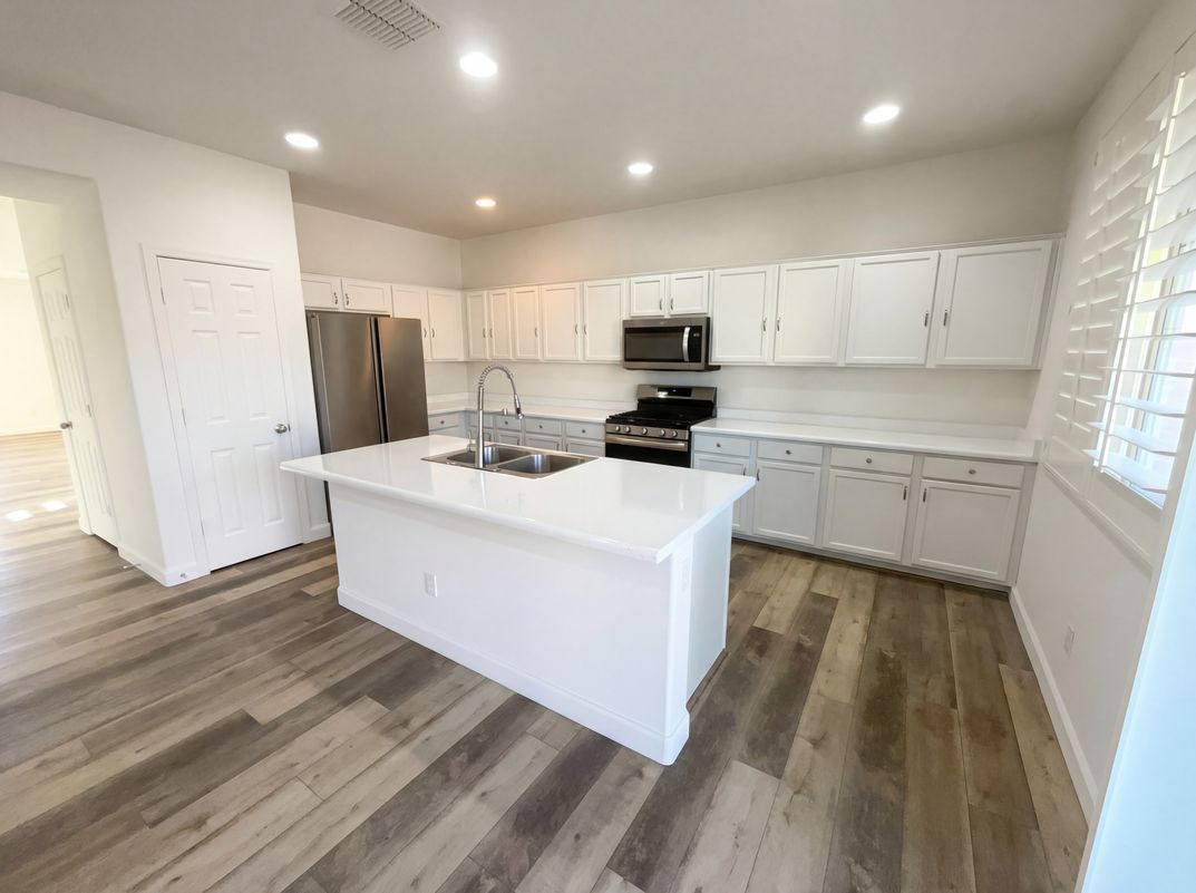 Property photo 2 of 3940 E Blue Spruce Ln