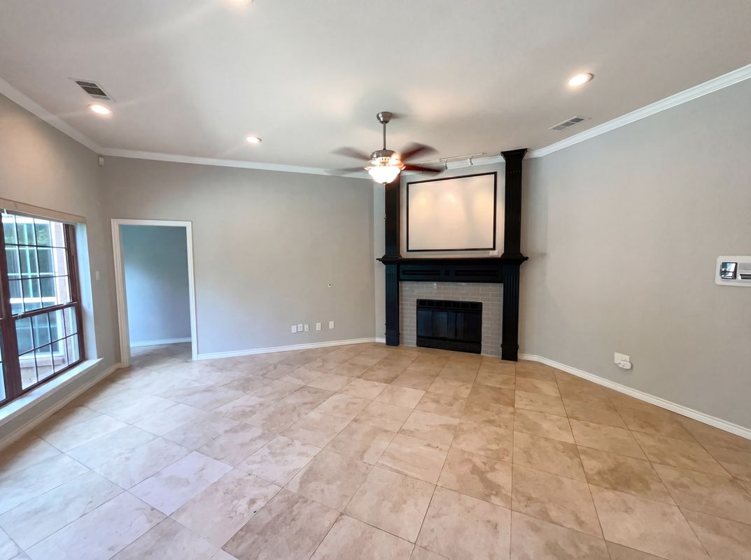 Property photo 2 of 2400 Creekview Dr