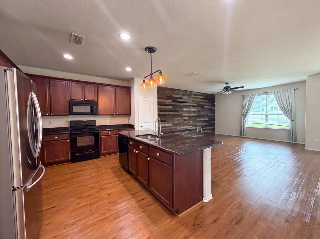 Property photo 2 of 9165 Blackstone Dr