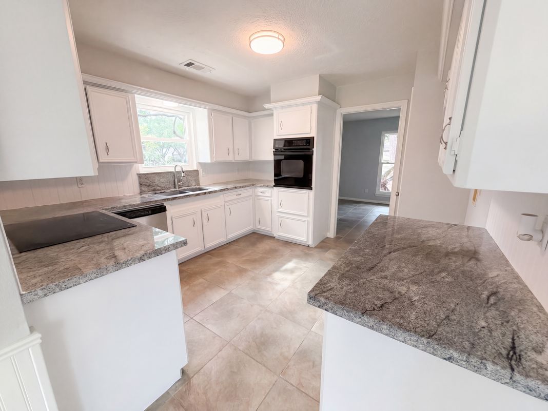 Property photo 2 of 16121 Lakeview Dr