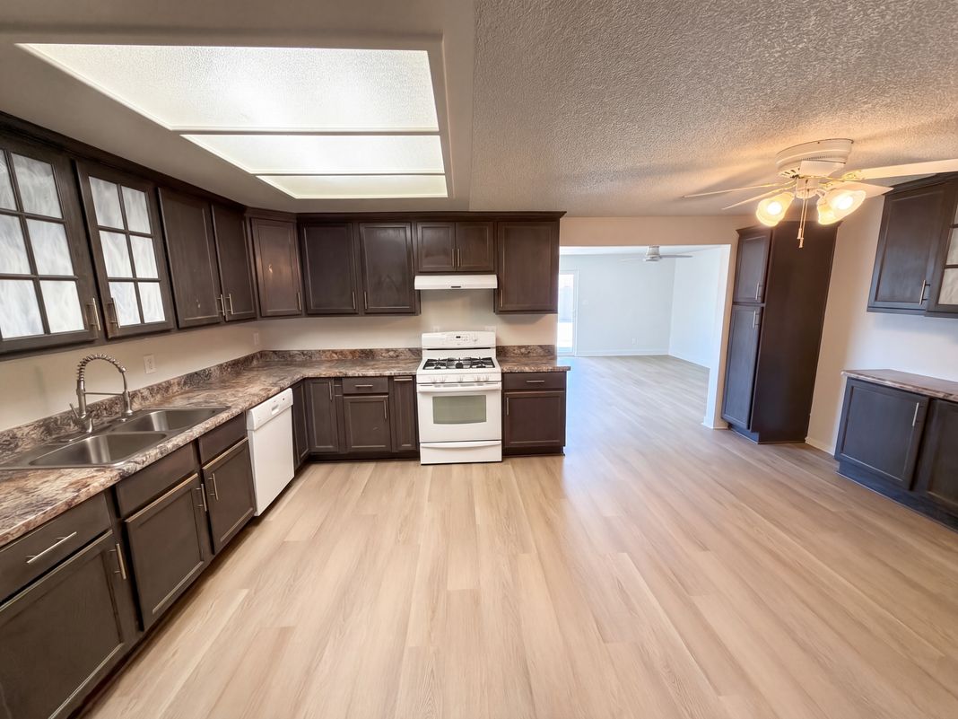 Property photo 2 of 5921 W Cypress St