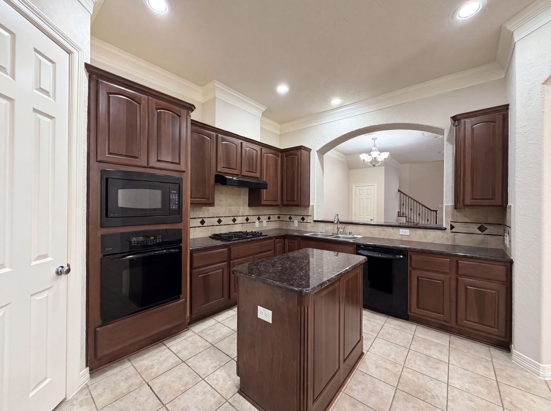 Photo 7 of 21 of 2942 Royal Oaks Crst, Houston, TX