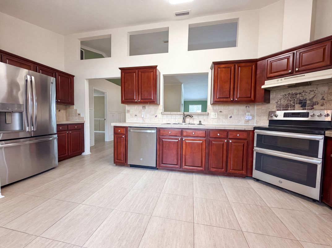 Property photo 2 of 944 NW 87th Dr