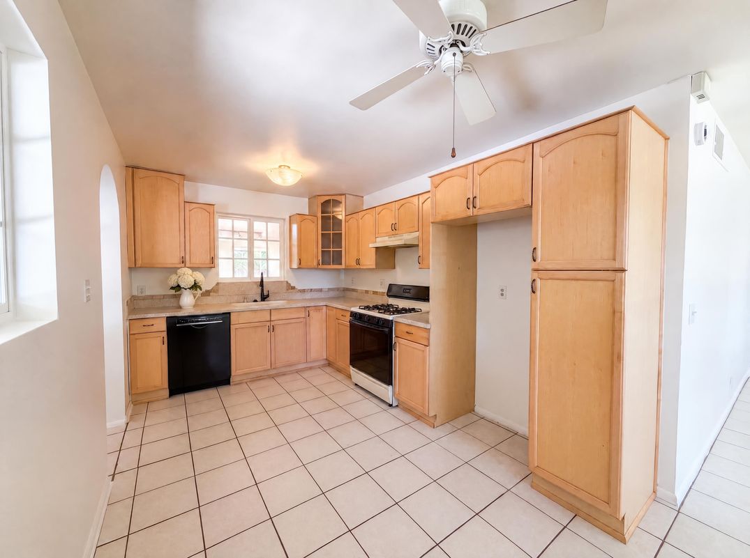 Property photo 2 of 1426 E Williams St
