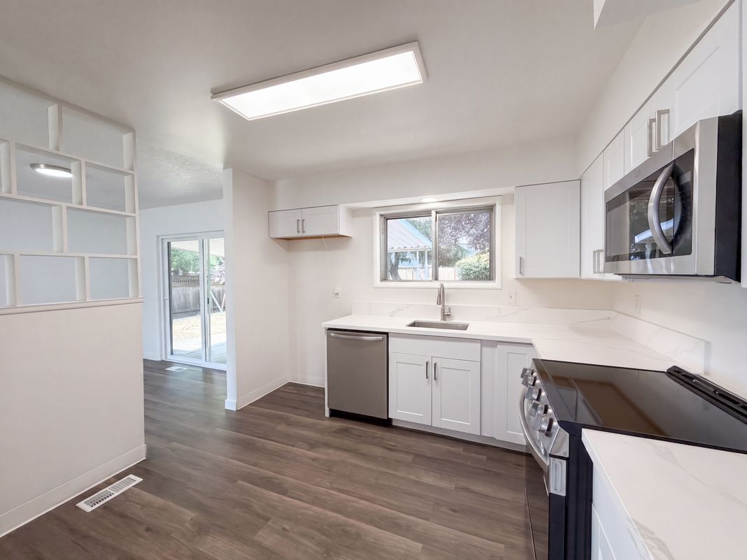 Property photo 2 of 465 SW 139th Ave