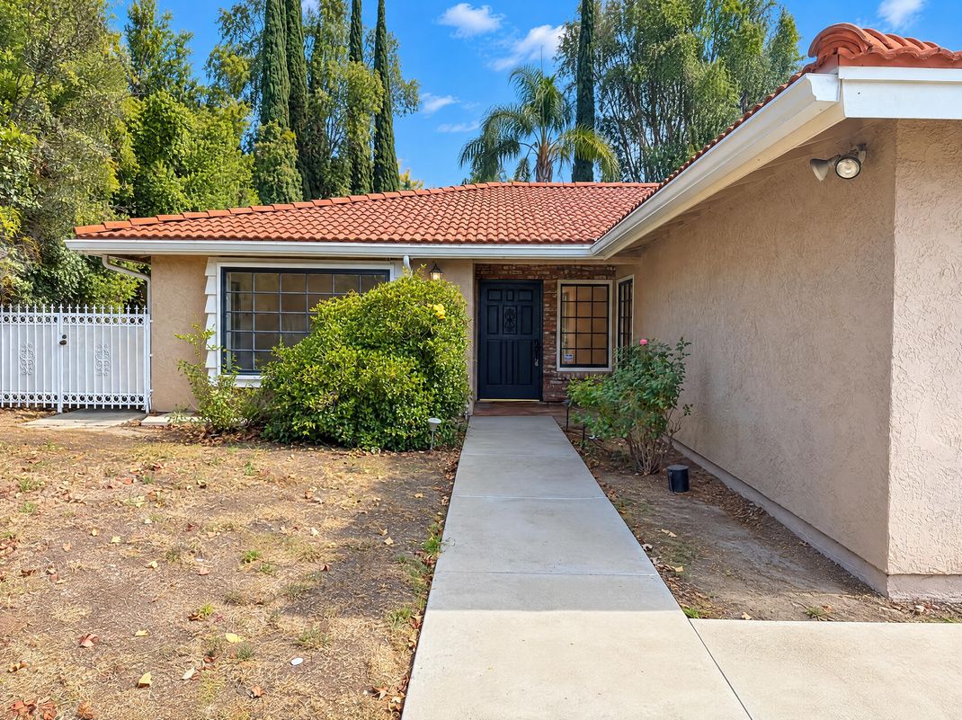 Property photo 2 of 1042 Whispering Oaks Dr