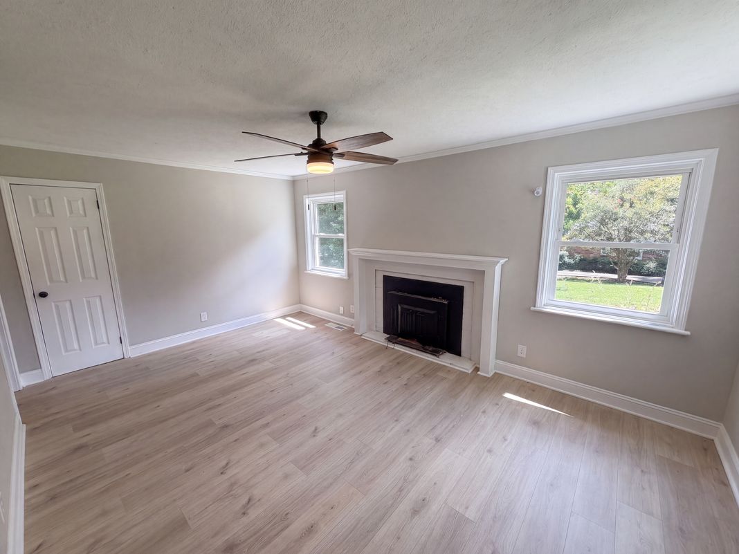 Photo 3 of 23 of 8519 Denbur Dr, Charlotte, NC