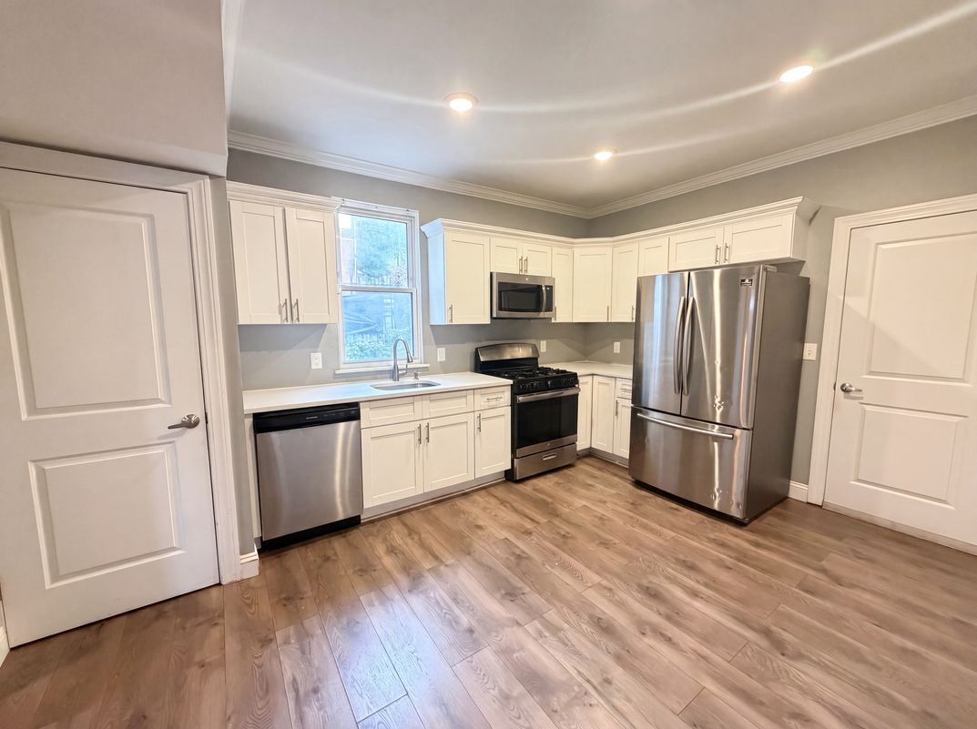 Property photo 2 of 15 Arverne Ter