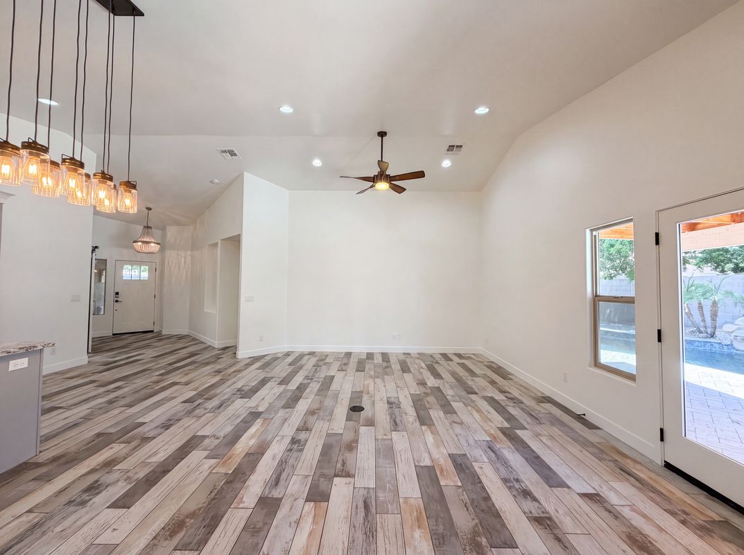 Property photo 3 of 8747 W Lone Cactus Dr