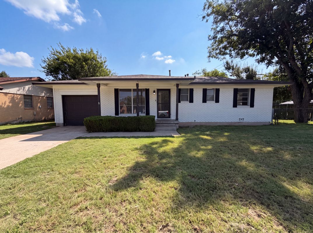 Property photo 1 of 1213 S Ridgeway Dr
