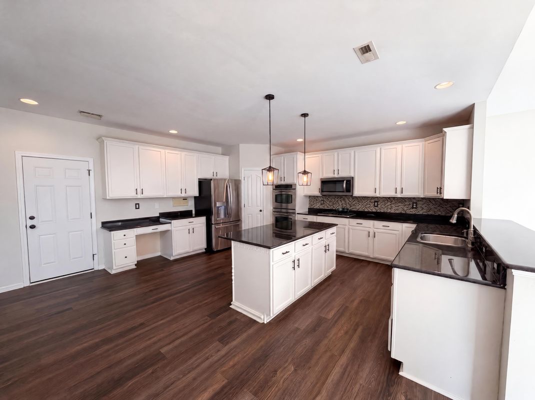 Property photo 2 of 821 Pinkney Pl
