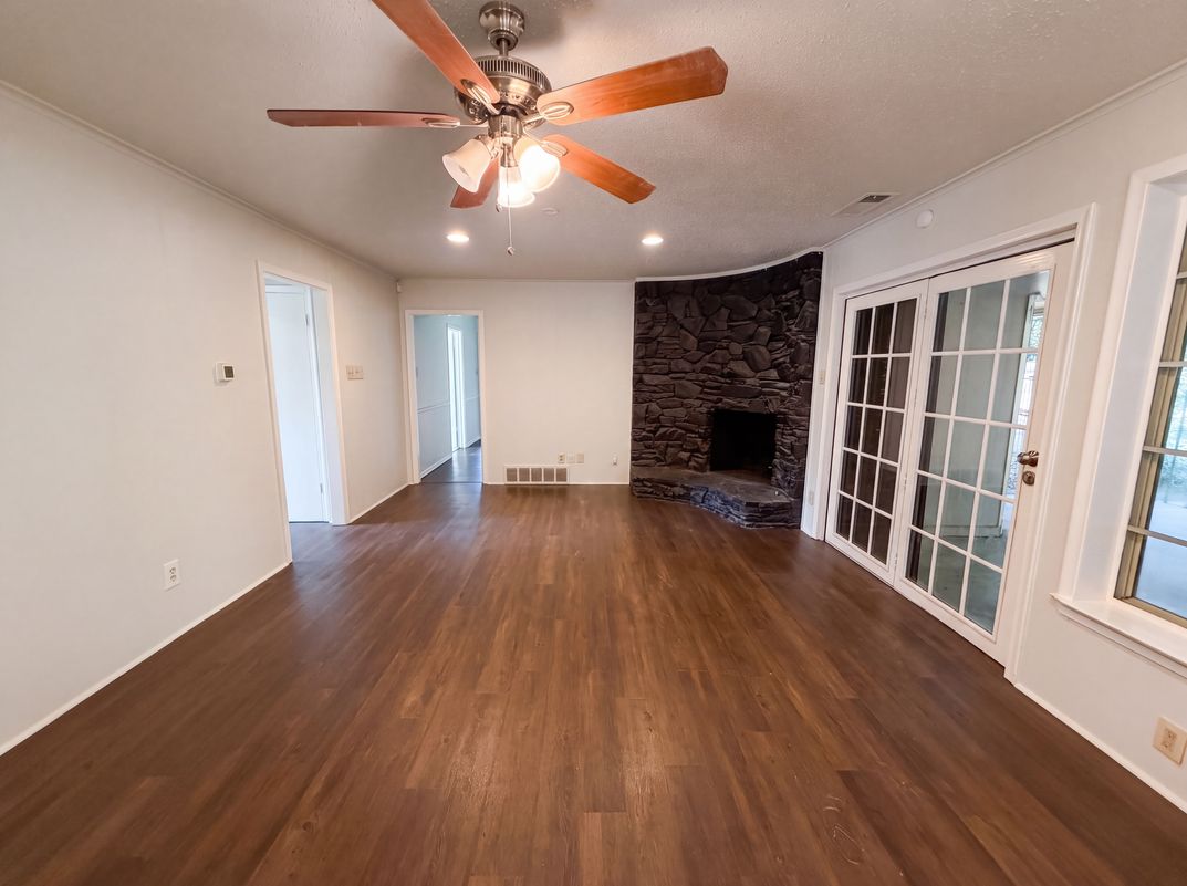 Property photo 3 of 821 Glen Oaks Blvd
