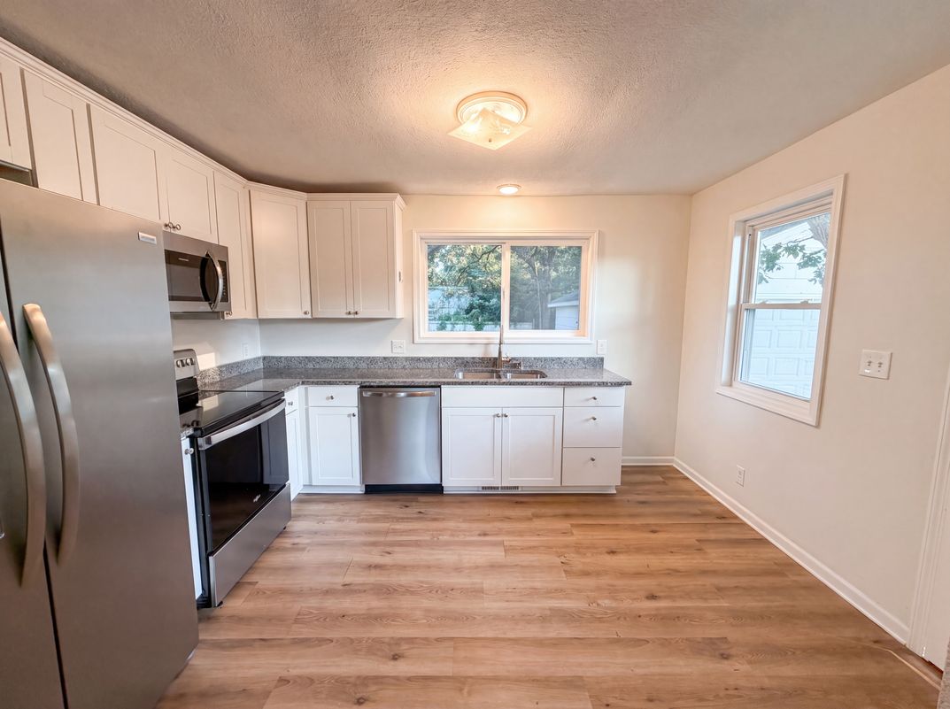 Property photo 2 of 2084 Hillview Rd