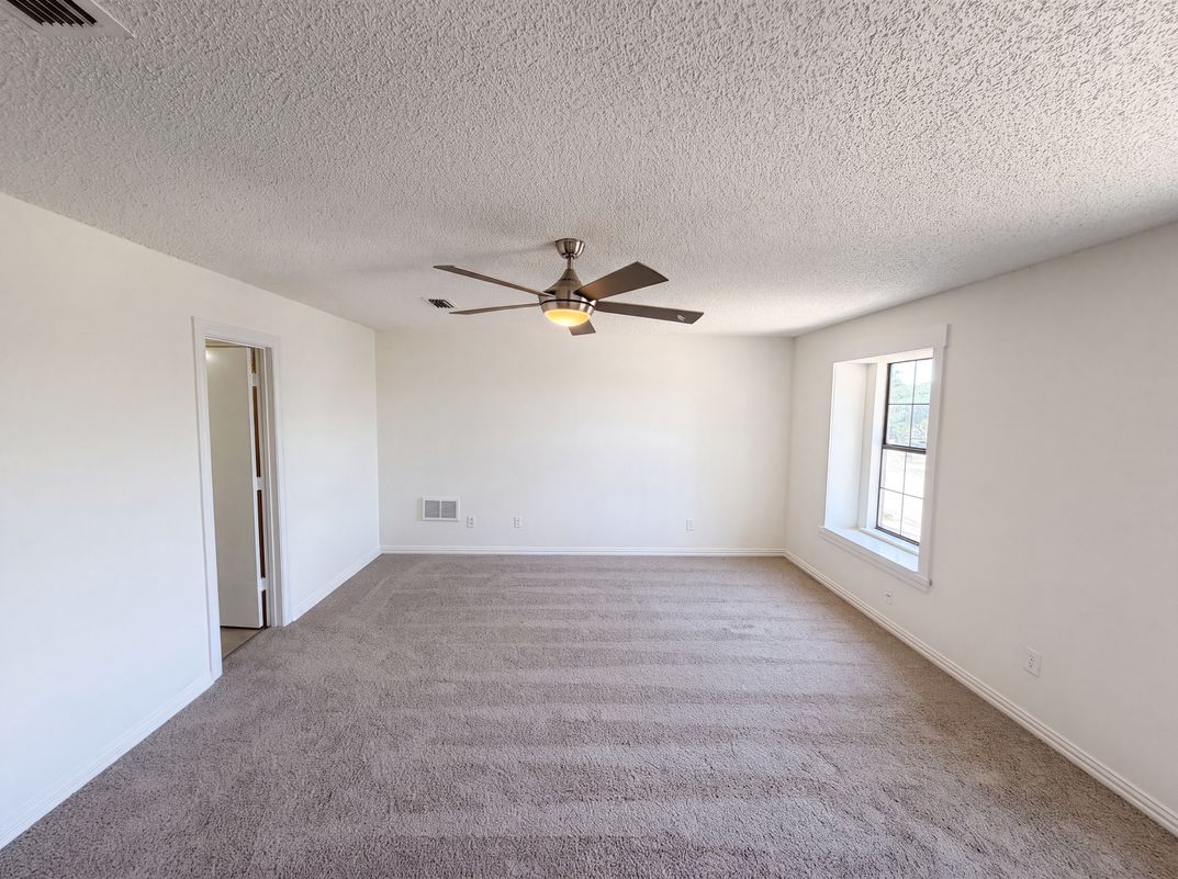 Photo 12 of 19 of 6612 Lakeside Dr, Lake Worth, TX