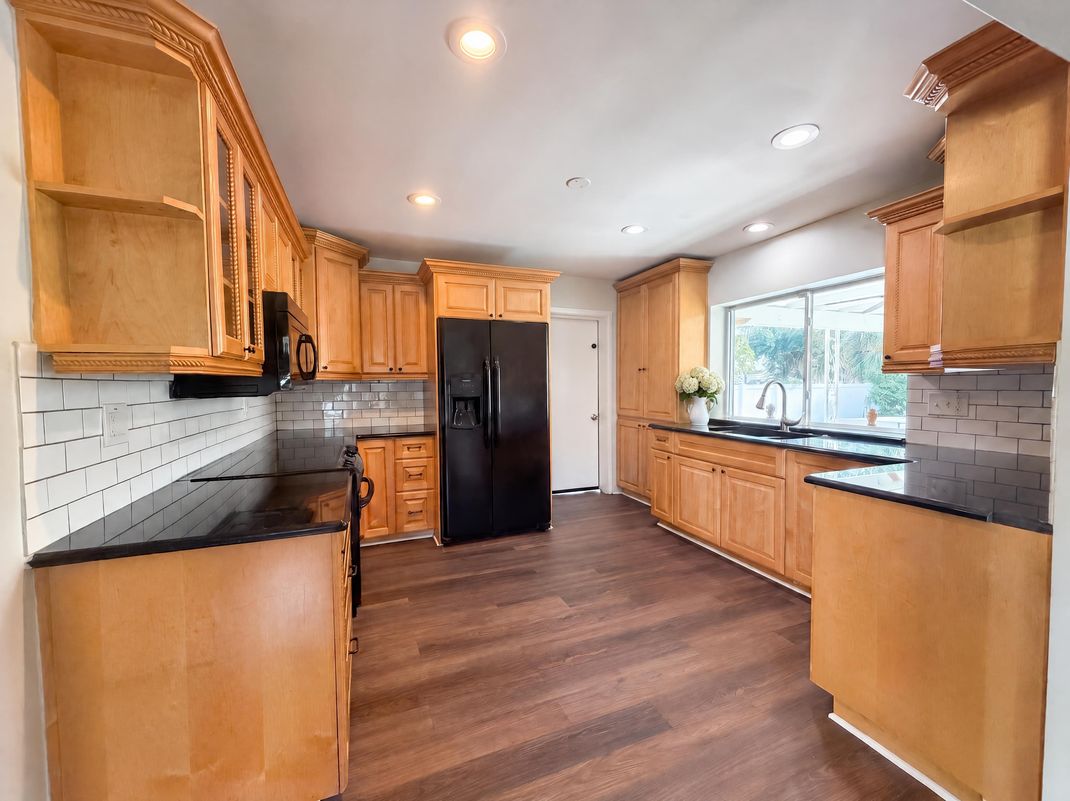 Property photo 2 of 601 Myrtle Way S