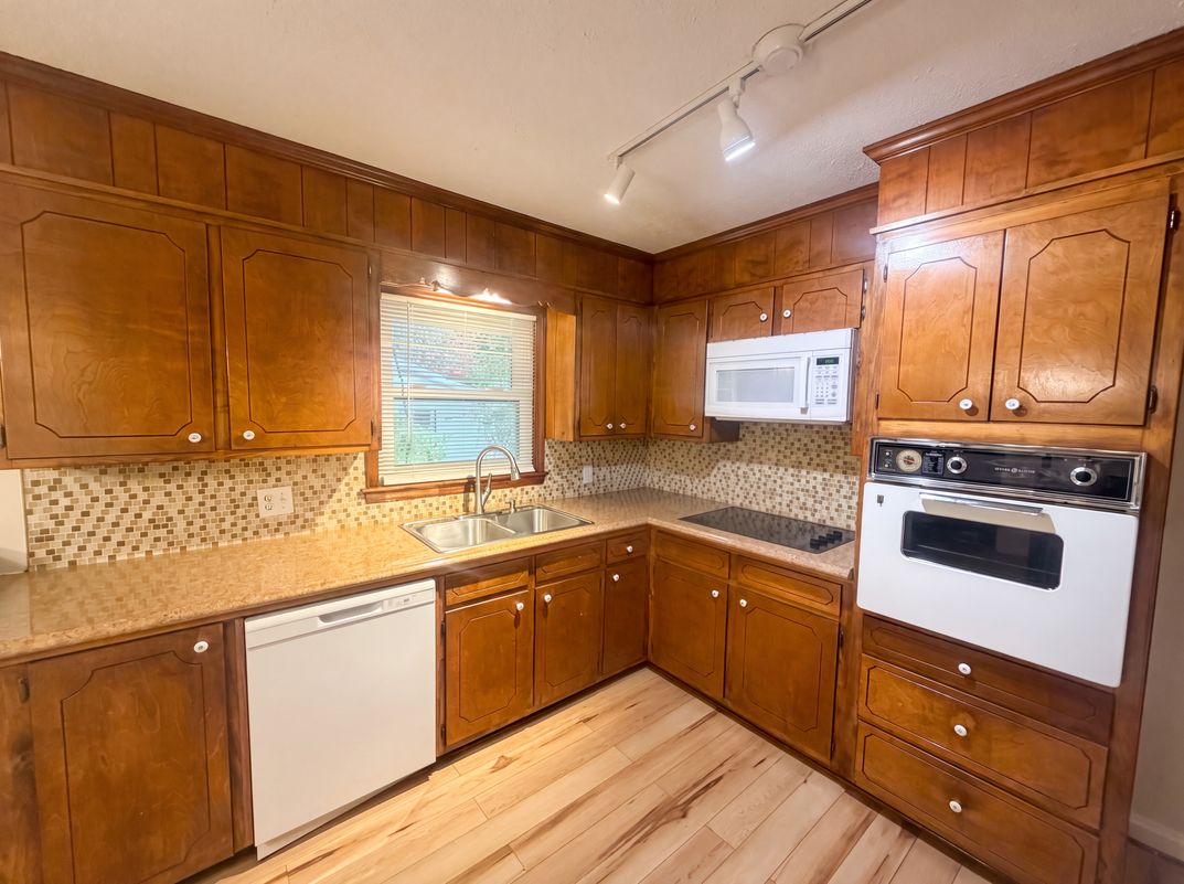 Property photo 2 of 608 E Morehead St