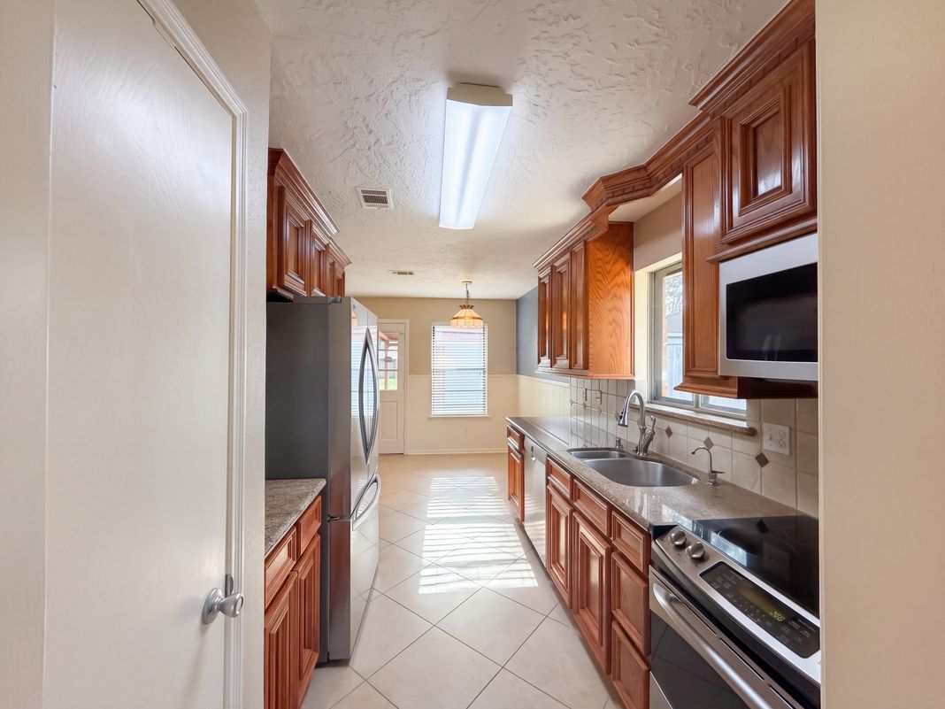 Property photo 2 of 11819 Amblewood Dr