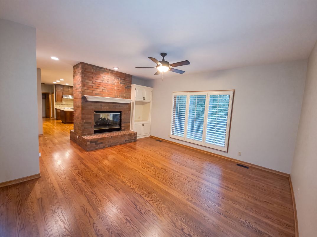 Property photo 3 of 945 N Woodridge Ct