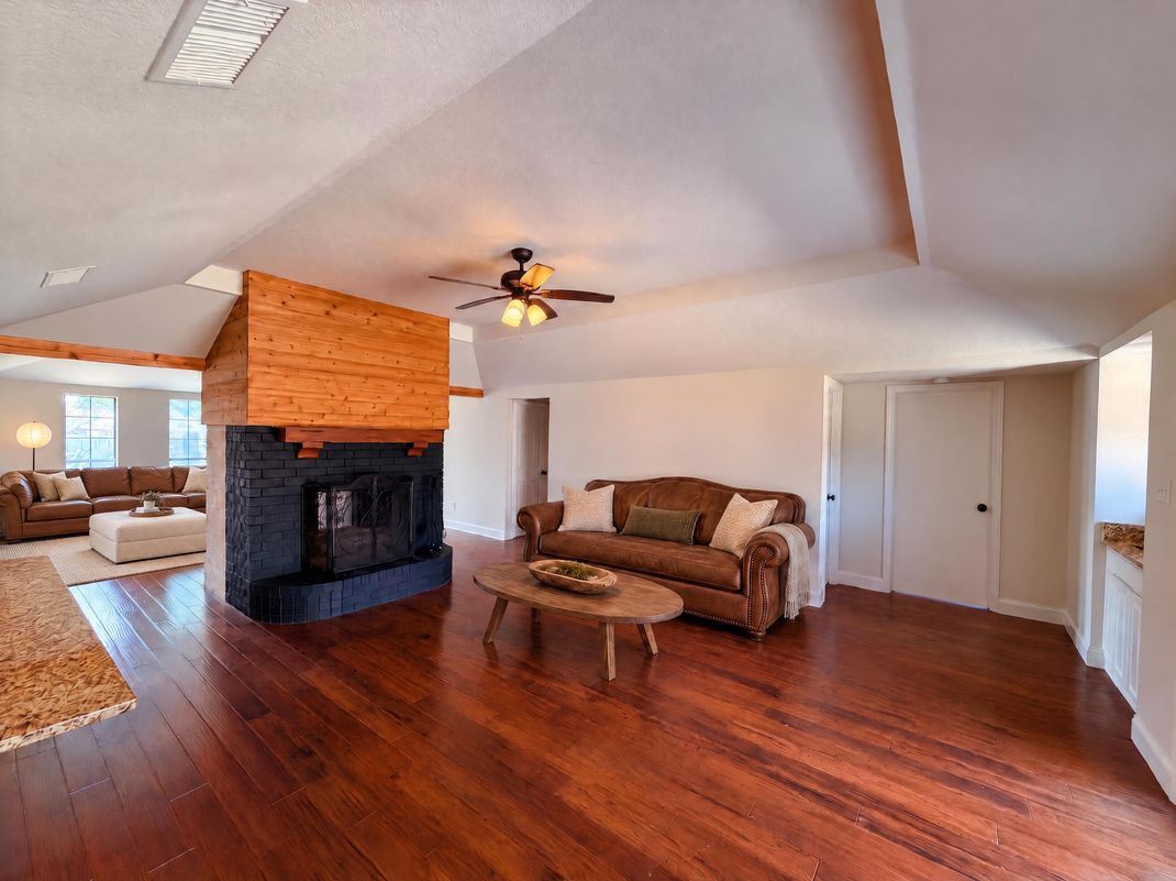 Property photo 3 of 512 W Jefferson St