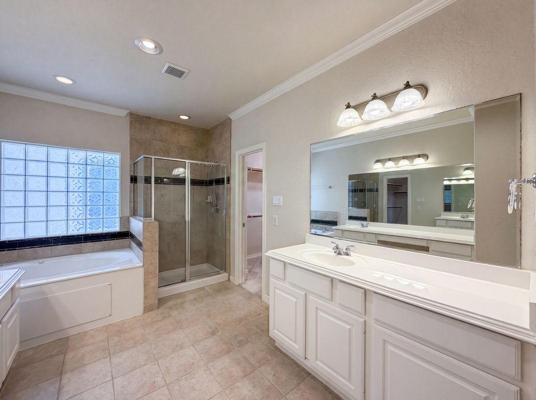 Photo 11 of 21 of 2942 Royal Oaks Crst, Houston, TX